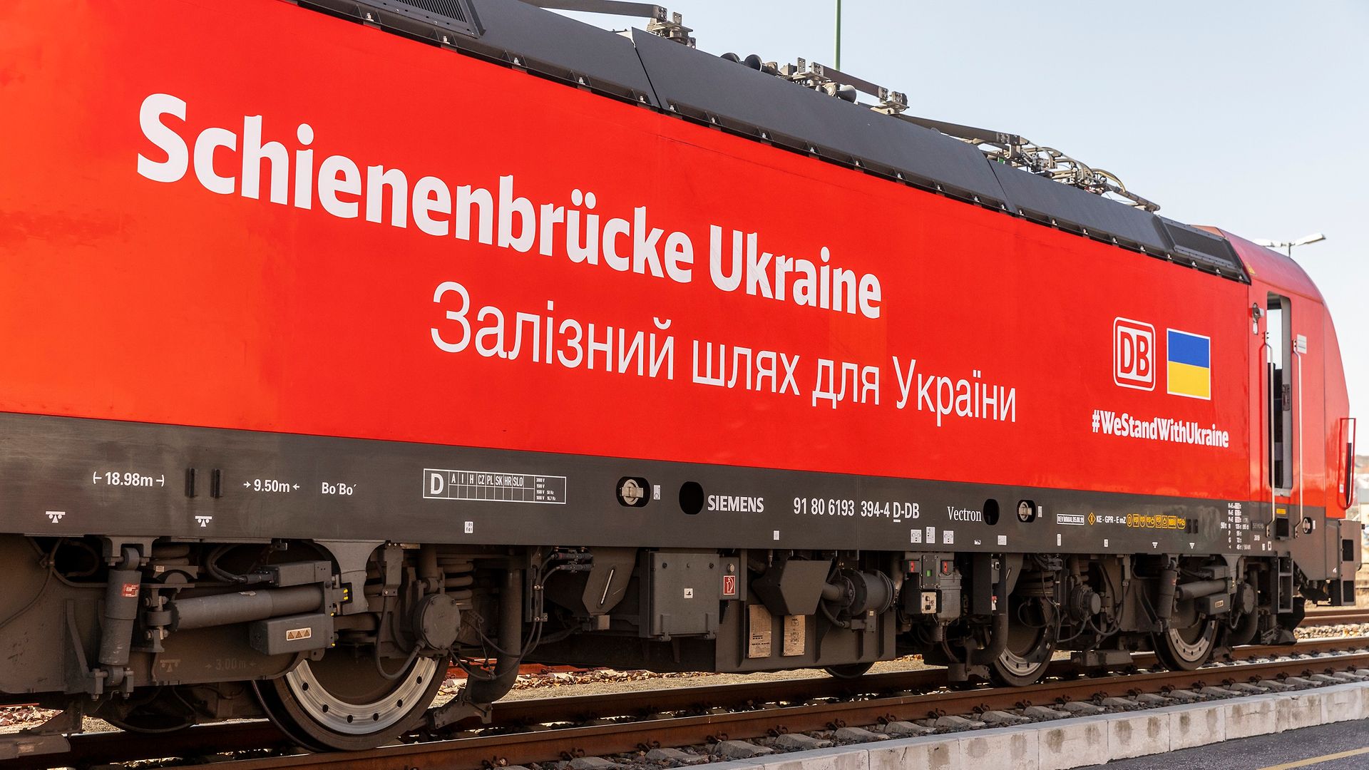 Ein Güterzug mit Hilfsgütern für die Ukraine im Berliner Westhafen.