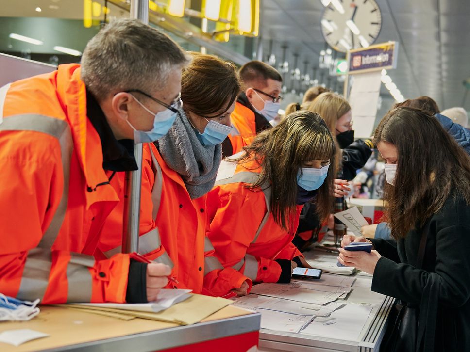 Ankunft ukrainischer Geflüchtete am Hauptbahnhof in Berlin am 03.03.2022. Deutsche Bahn Mitarbeiter helfen bei der Weiterreise