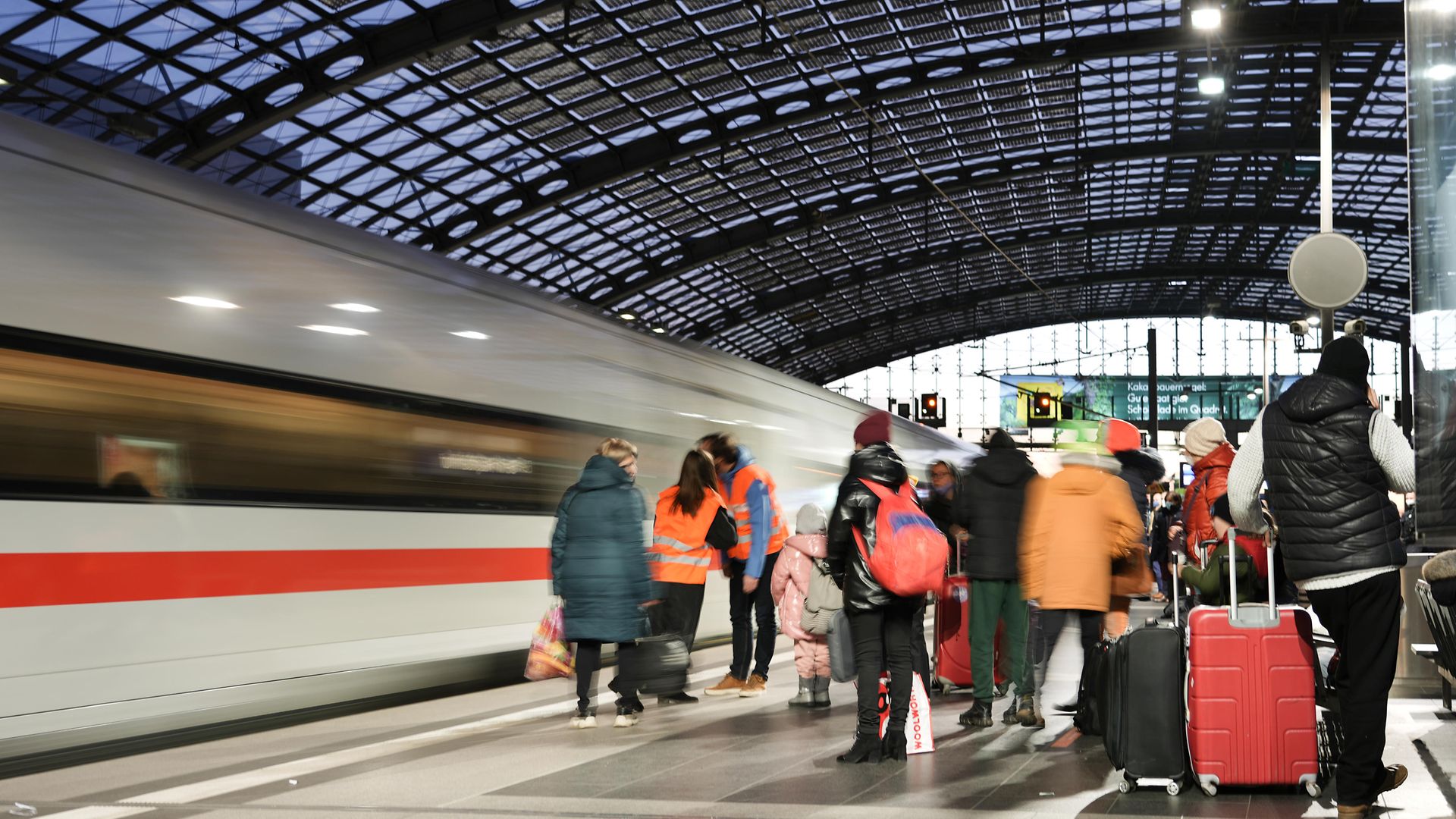 Ukrainische Geflüchtete am Bahnsteig des Berliner Hauptbahnhofs. Im Hintergrund ein ICE.