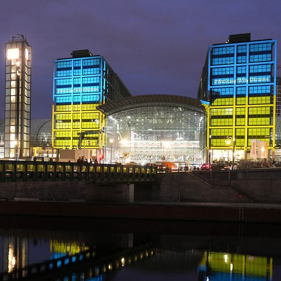 Der Hauptbahnhof Berlin beleuchtet in den Farben der ukrainischen Flagge als Zeichen der Solidarität.