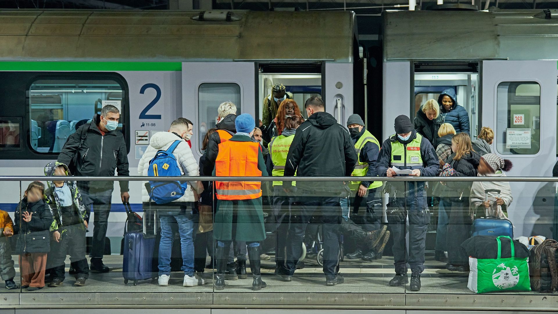 Ankunft von aus der Ukraine geflüchteten Menschen am Hauptbahnhof Berlin vor dem EC aus Polen.