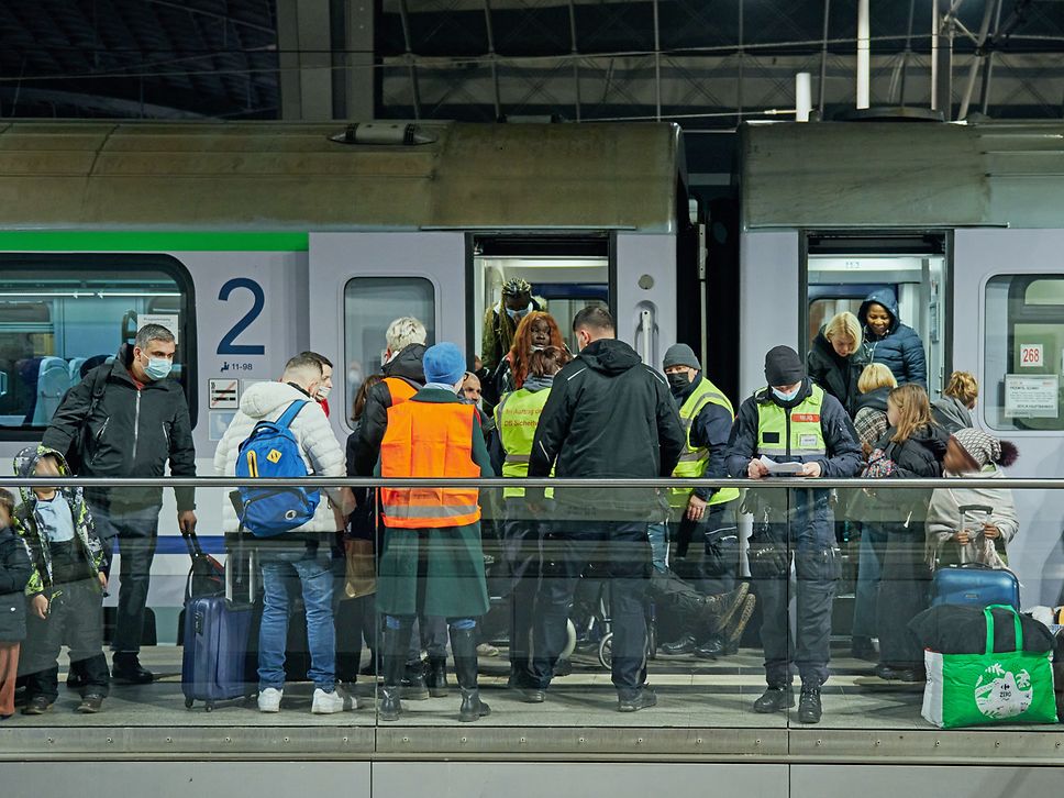 Ankunft von aus der Ukraine geflüchteten Menschen am Hauptbahnhof Berlin vor dem EC aus Polen.