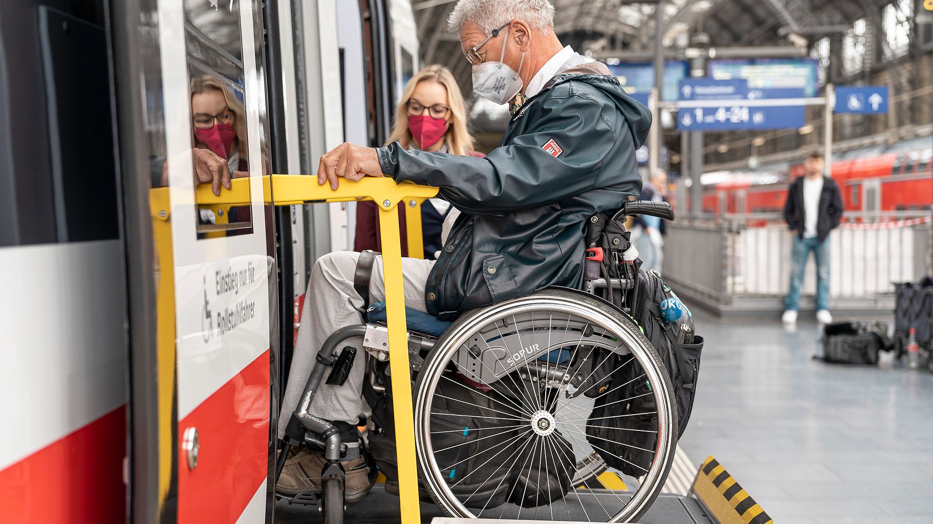 Der neue Hublift des ICE 3neo erleichtert Rollstuhlfahrer:innen den Ein- und Ausstieg.