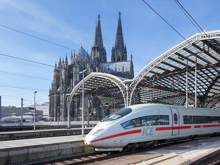 Blick vom Bahnsteig auf die Gleishalle und den Kölner Dom im Hintergrund