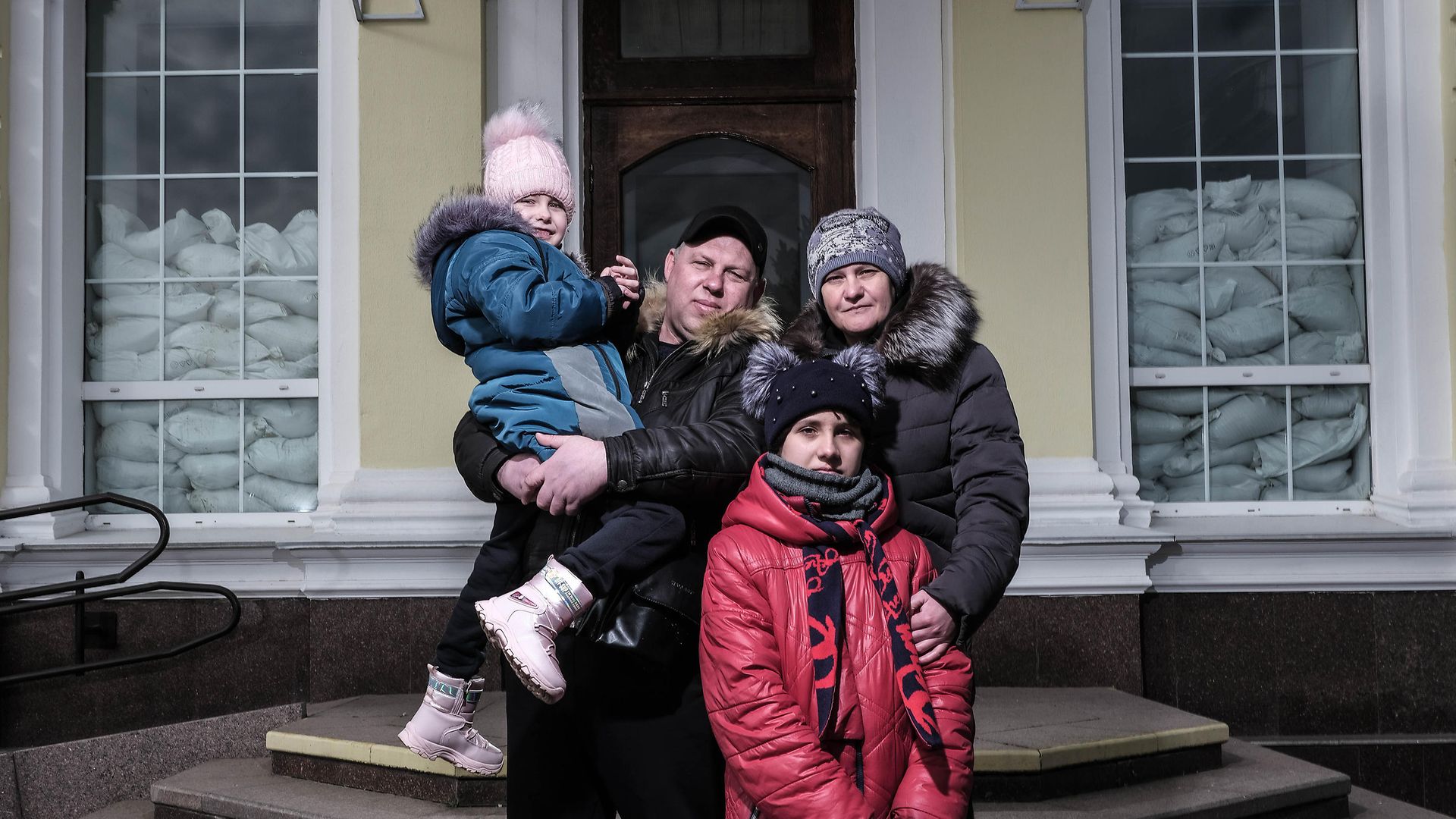 Familie vor einem Haus