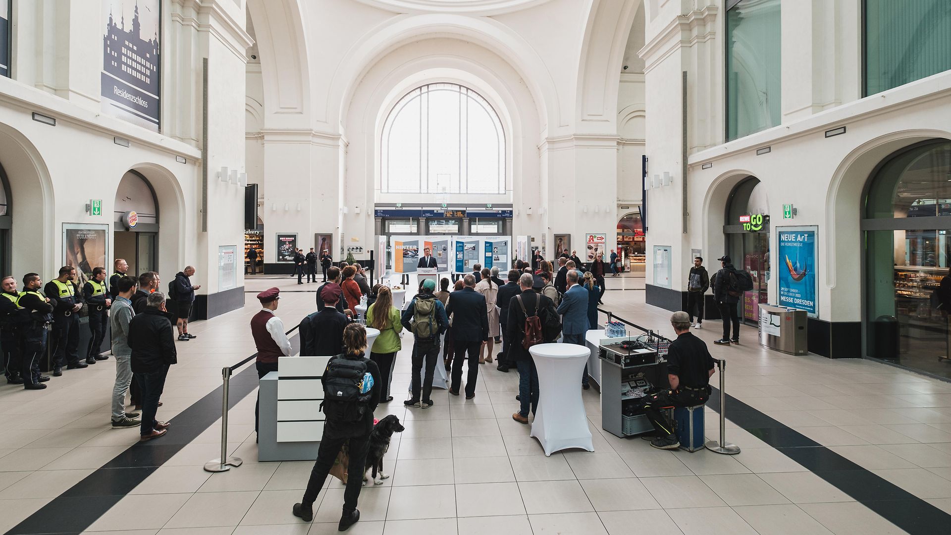 Blick auf die Ausstellung in der Bahnhofshalle