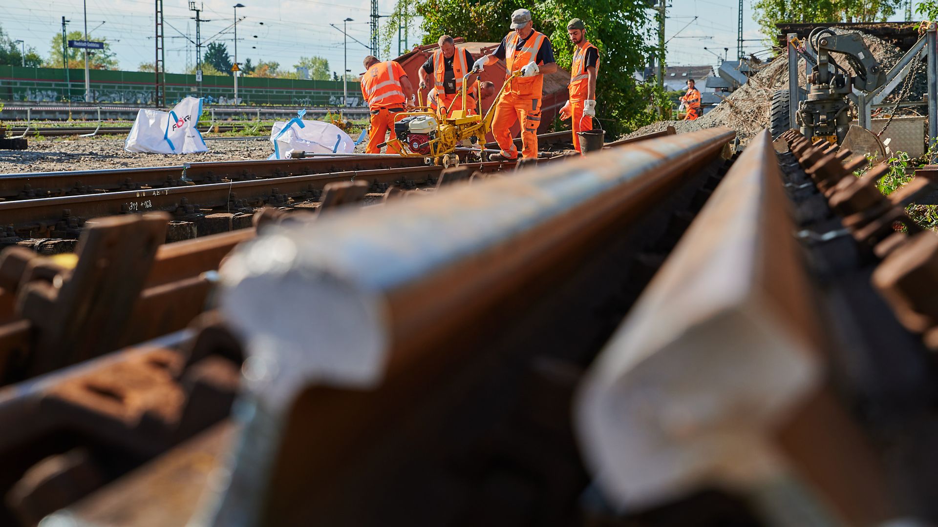 Mitarbeitende der DB bei Gleisbauarbeiten