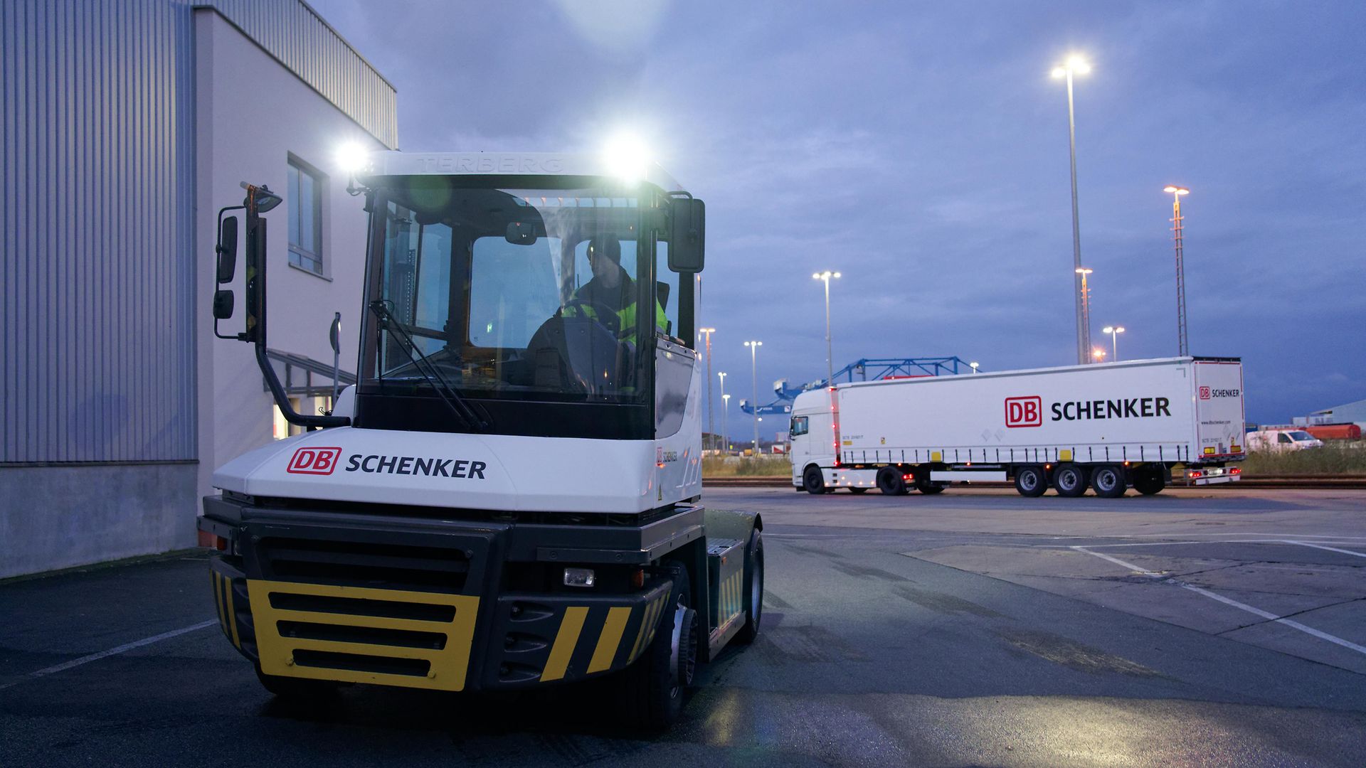 Zwei Fahrzeuge von DB Schenker am Standort Rostock