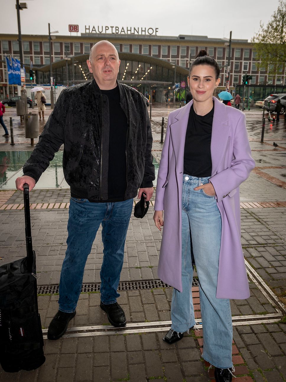 Frank Goosen und Salwa Houmsi vor dem Bahnhof