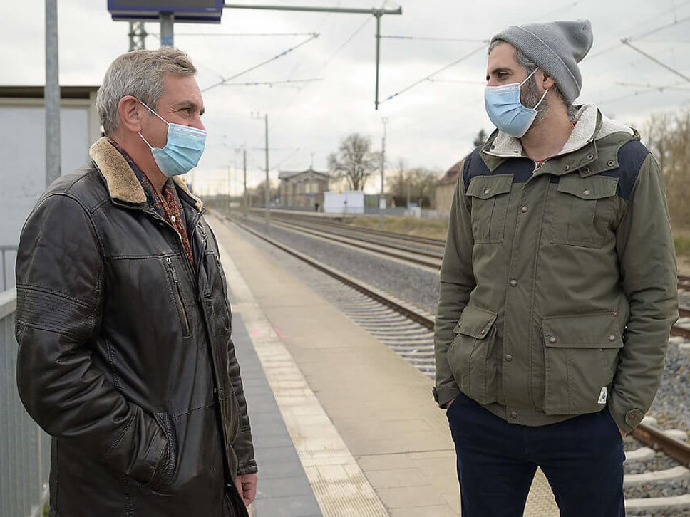 Wladimir Kaminer und Michel Abdollahi am Bahnsteig