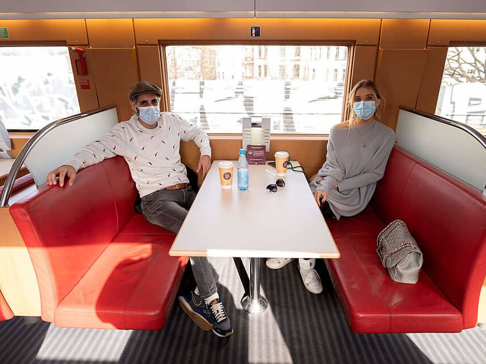 Michel Abdollahi und Laura Karasek im Zug