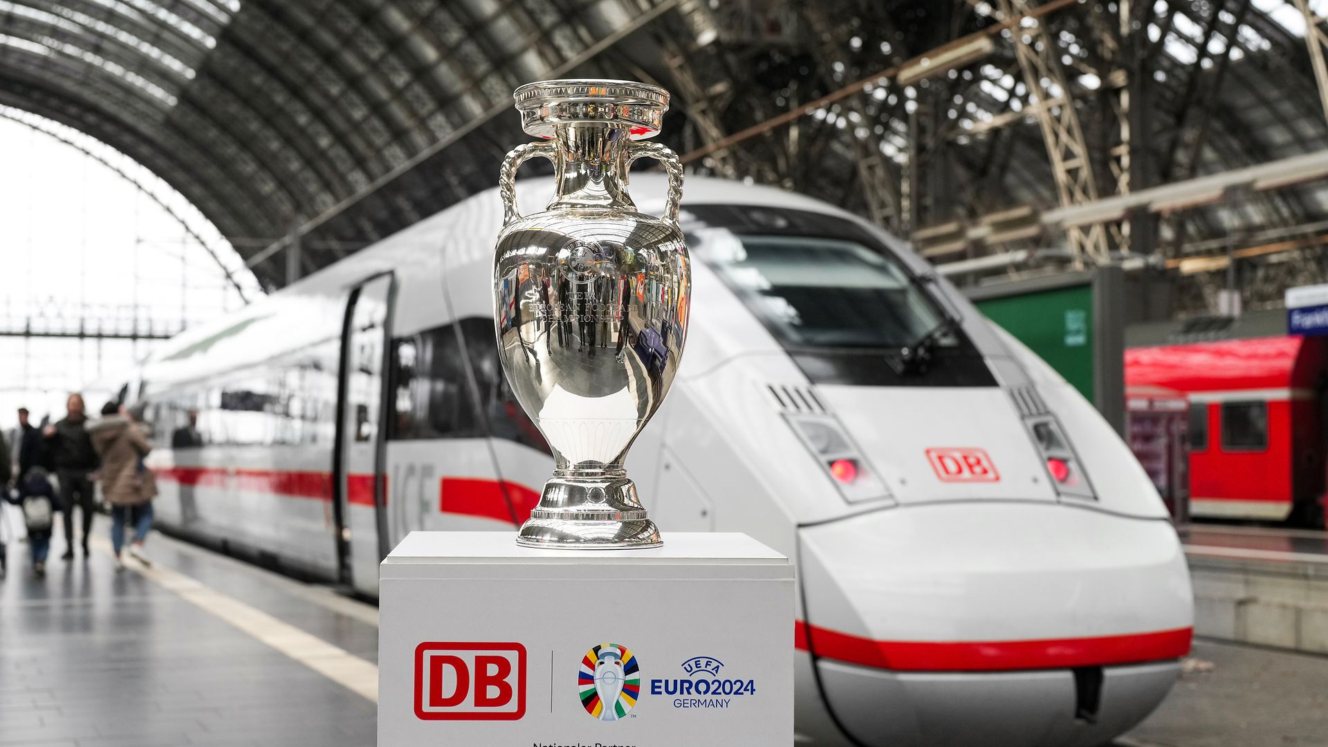 UEFA EURO 2024™-Pokal vor einem ICE 4