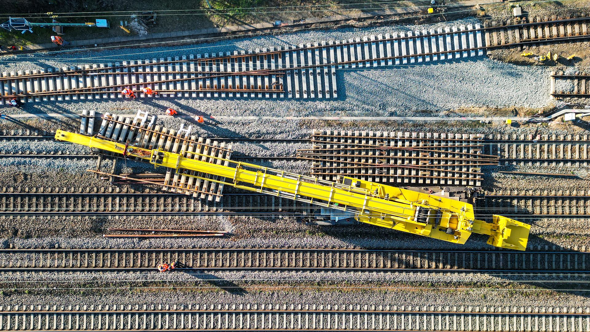 Schienendrehkran bei Gleisbauarbeiten in Mannheim auf der Riedbahn