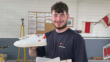 Cedric Engel absolviert bei der DB InfraGO seine Ausbildung zum Gleisbauer.