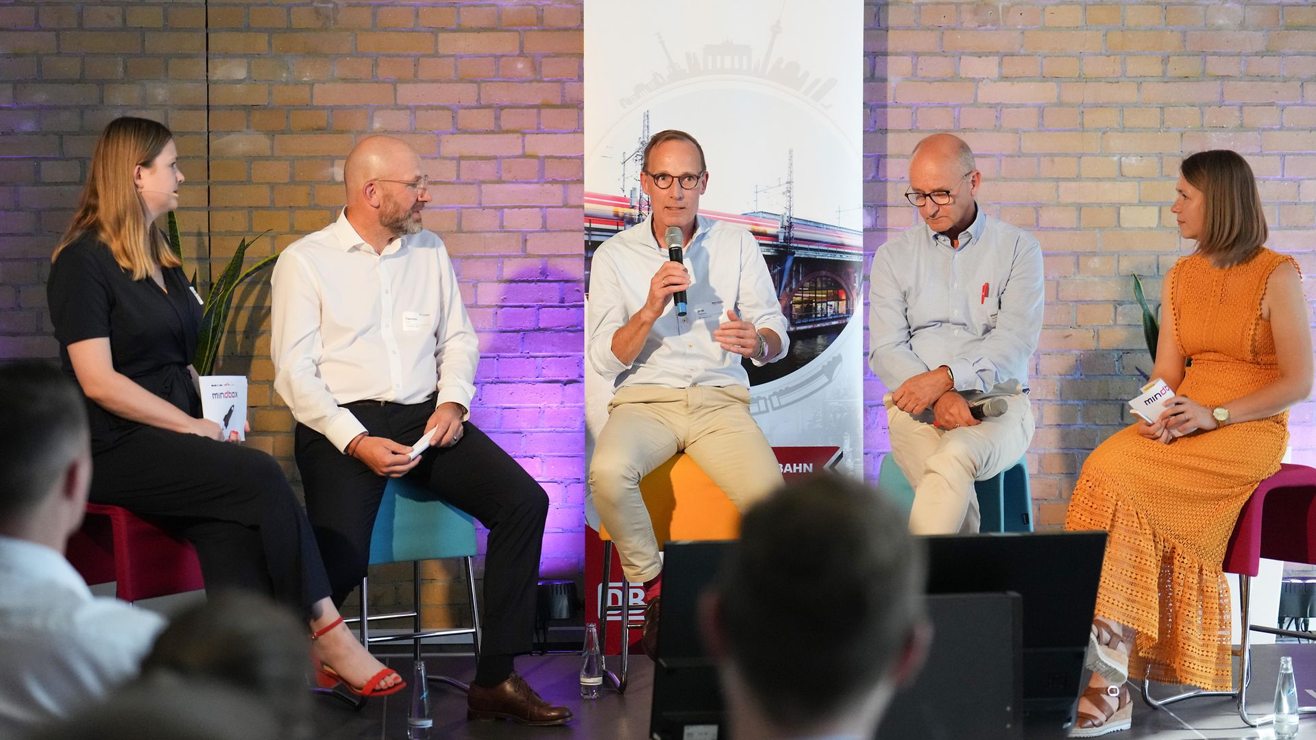 Menschen sitzen auf einem Podium/Podiumsdiskussion