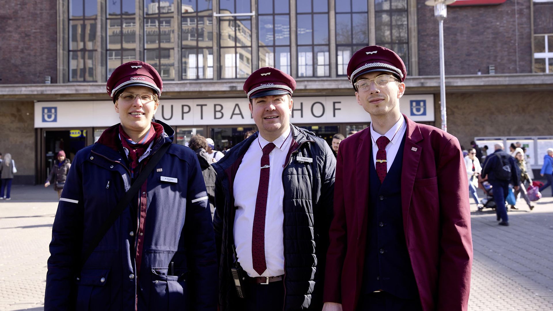 Marcel Czubin, Regina Schreiber und Nick Schulze von DB InfraGO laufen auf einem Bahnsteig vor einem ICE