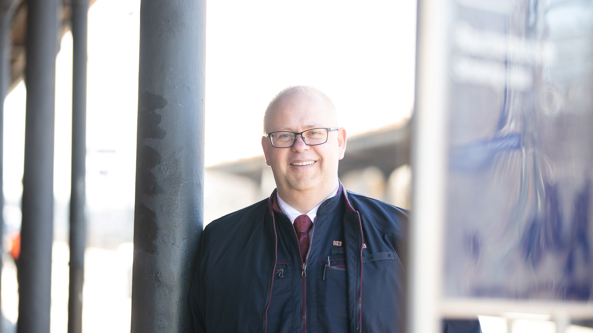 Triebfahrzeugführer Ulf Heinrich im Portrait an einem Bahnsteig