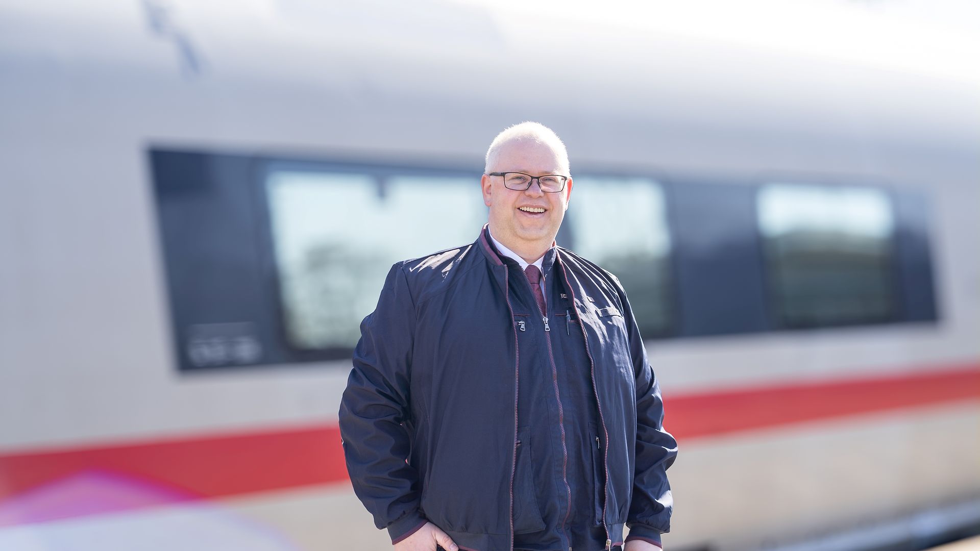 Triebfahrzeugführer Ulf Heinrich im Portrait vor einem Bahnsteig