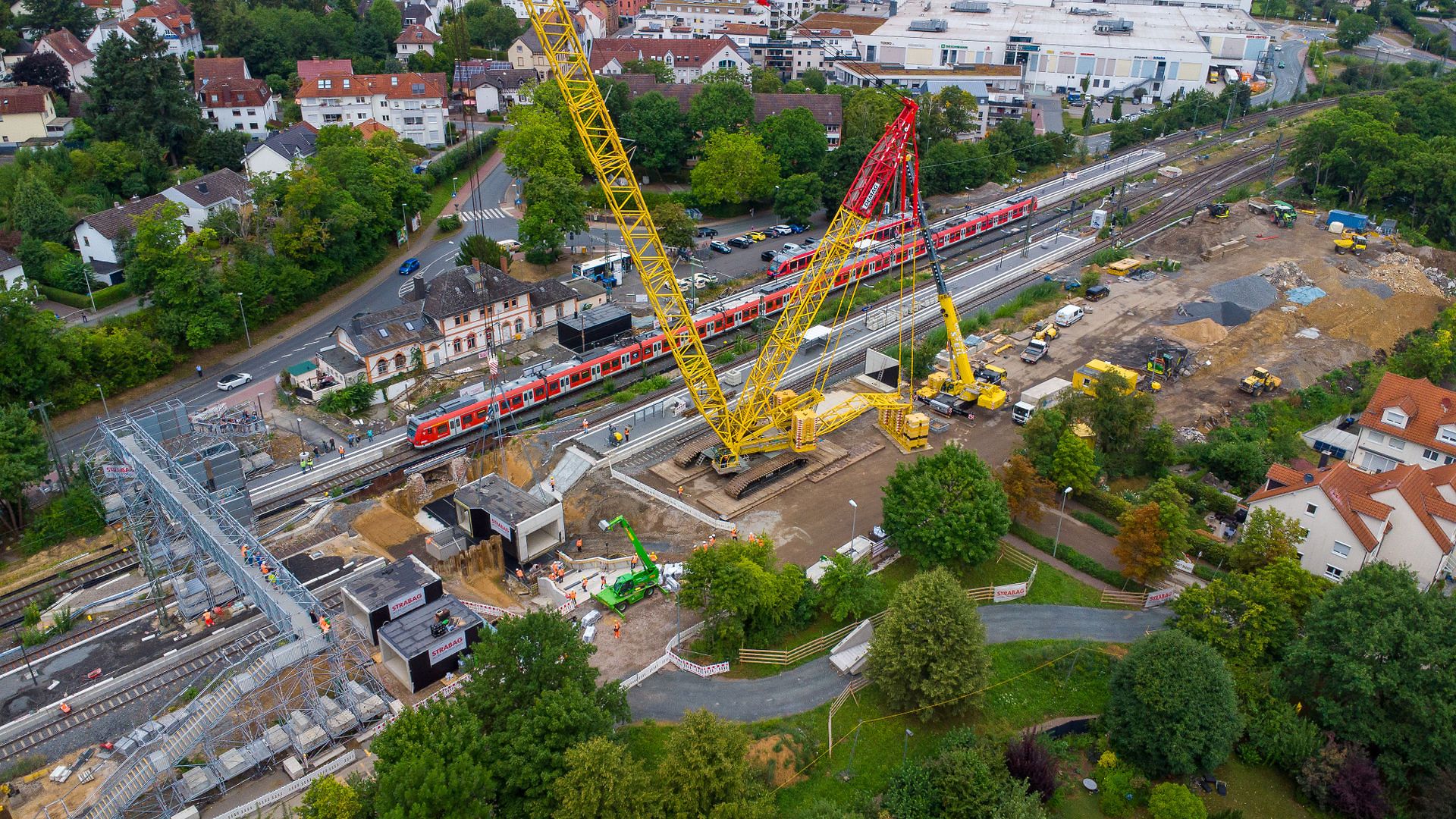 Einheben der Personenunterführung mit Kran an der Verkehrsstation Friedrichsdorf am 21. Juli 2025