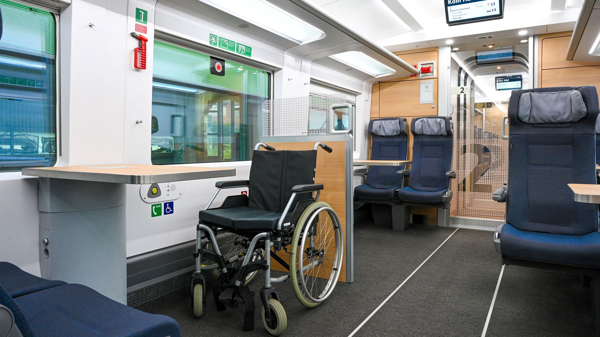 Rollstuhlstellplatz im ICE L