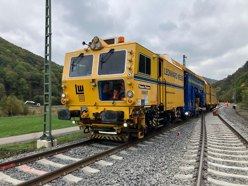 Die Gleisstopfmaschine im Einsatz zwischen Kreuzberg und Ahrbrück