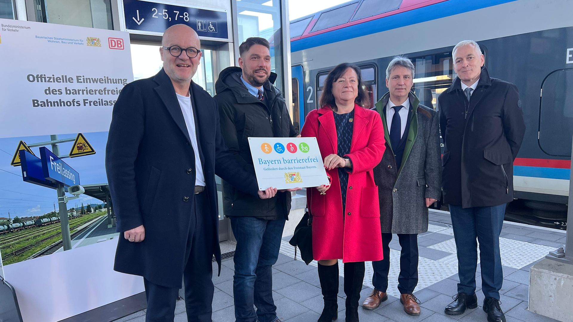 Freuen sich über den runderneuerten Bahnhof Freilassing