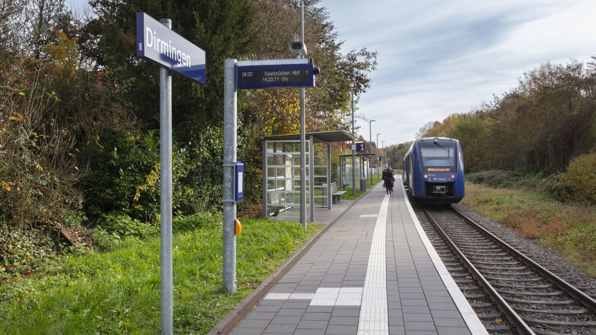 Dirmingen - Bahnsteig mit modernisierten Wetterschutzhäusern