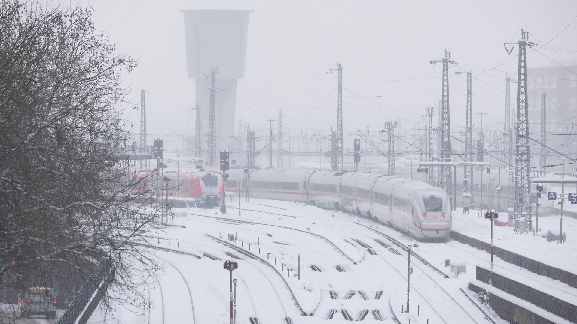 Die Bahn unterwegs im winterlichen Hamburg