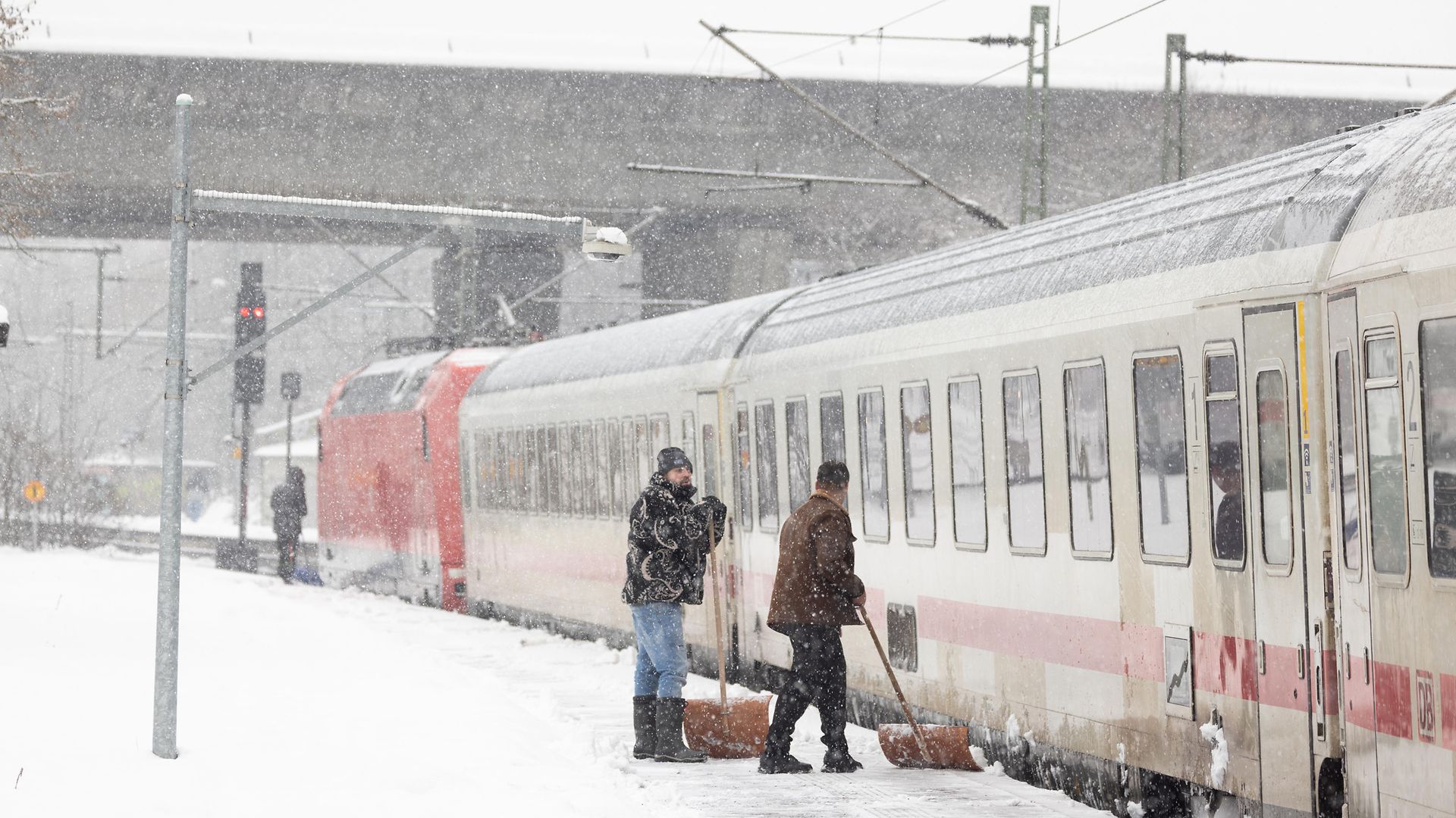 Die Bahn unterwegs im winterlichen Hamburg