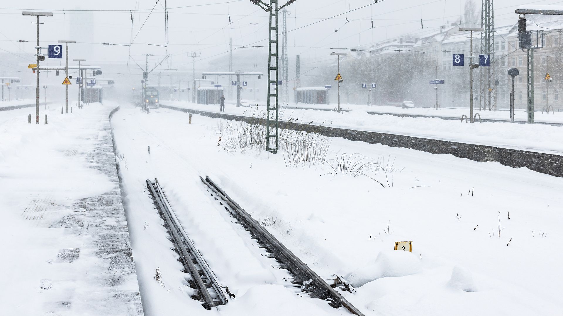  Massiver Schneefall führt zu Betriebsstörungen in Hamburg
