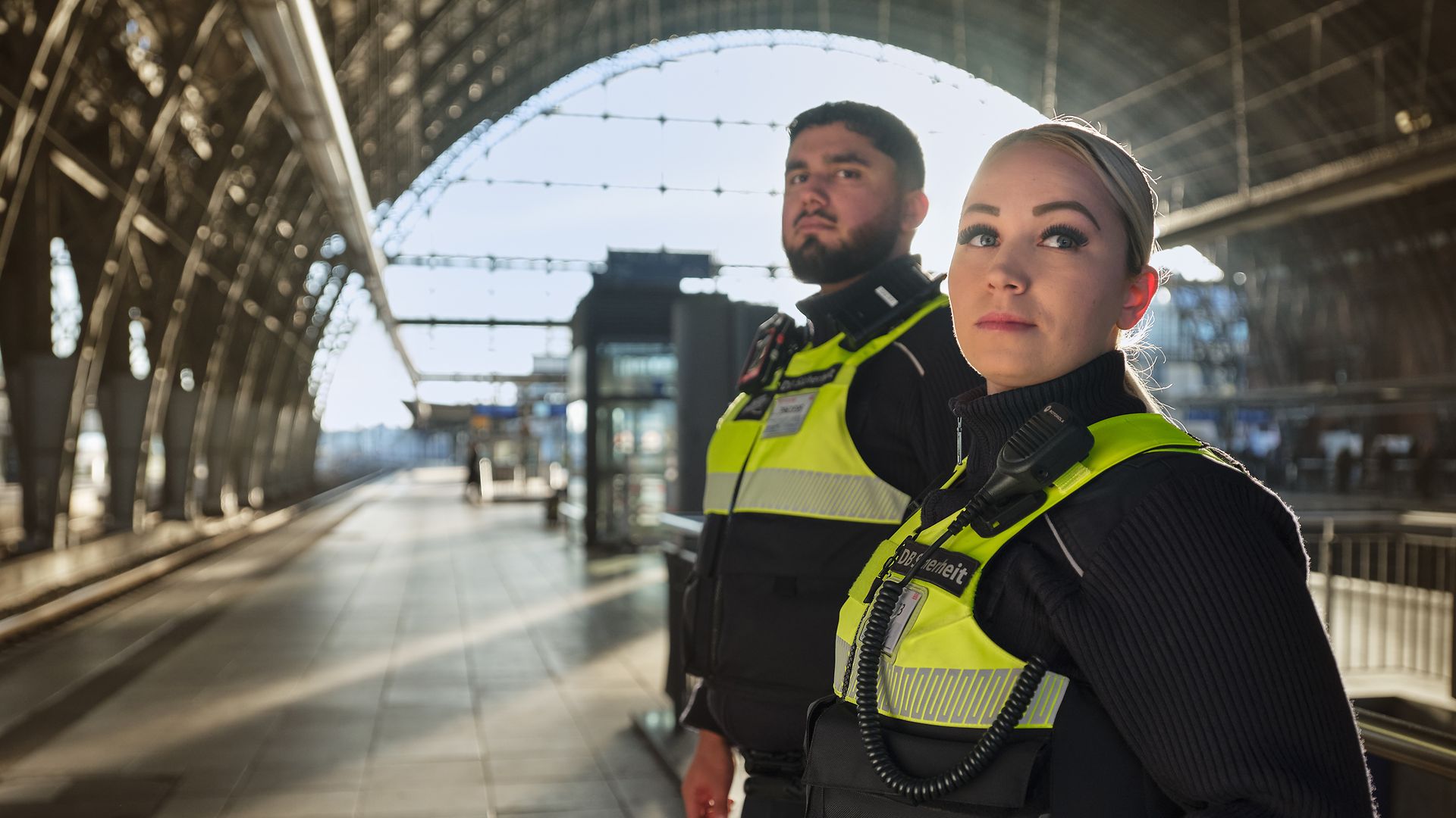 Sicherheitskräfte am Bahnsteig