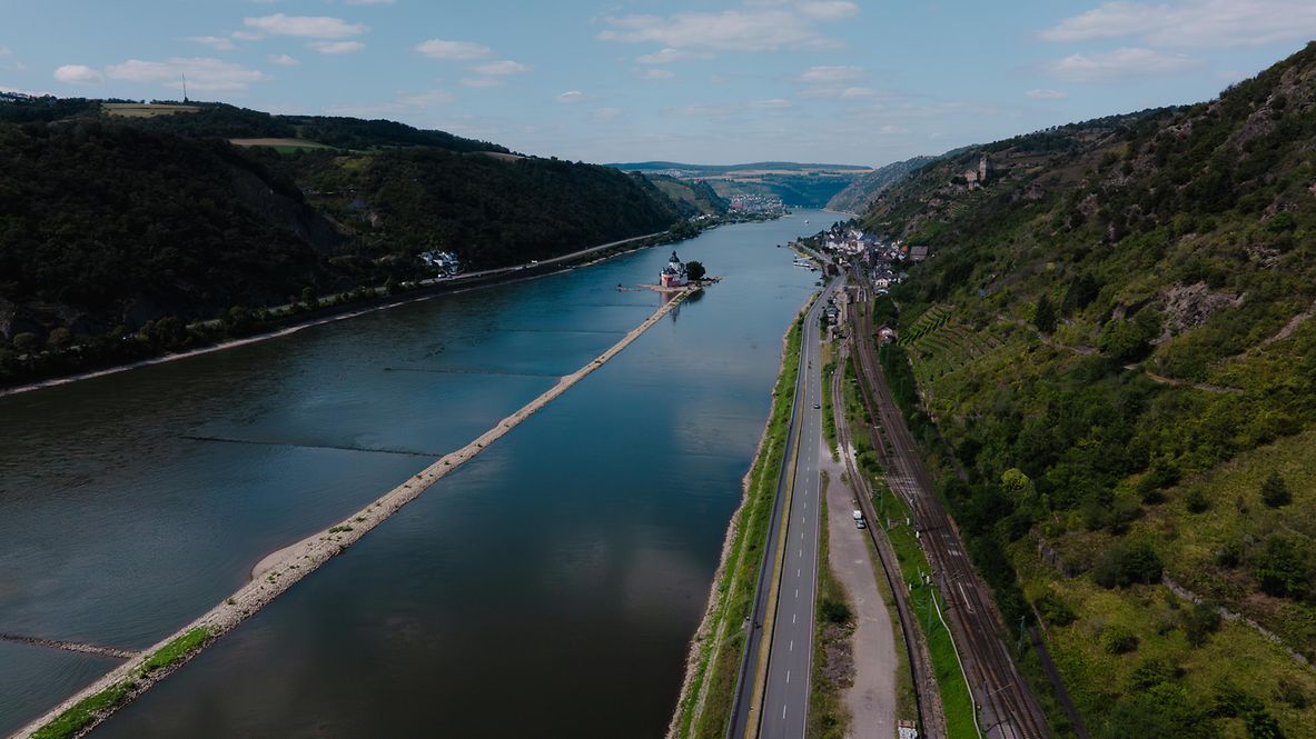 Rhein, Straße, Bahnschienen und Hang aus der Luft