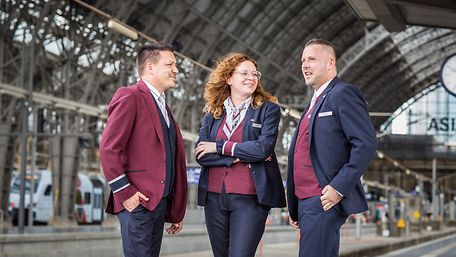 Drei Mitarbeitende vom Bordpersonal des DB Fernverkehr