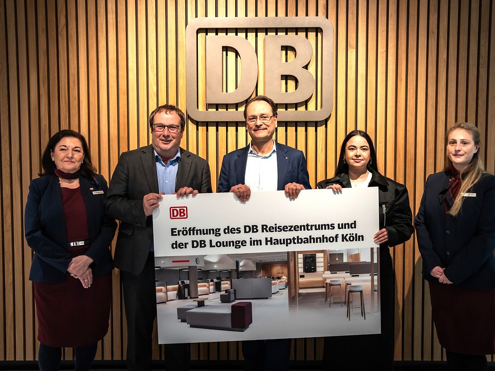 Fünf Personen vor Schild "Eröffnung des DB Reisezentrums"