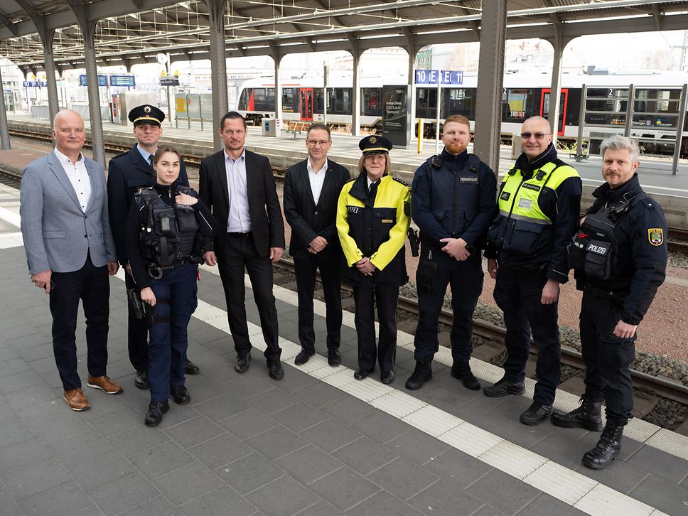 Personen der Veranstaltung Neue Quattro-Streife sorgt für mehr Sicherheit im und um den Hauptbahnhof Halle (Saale)
