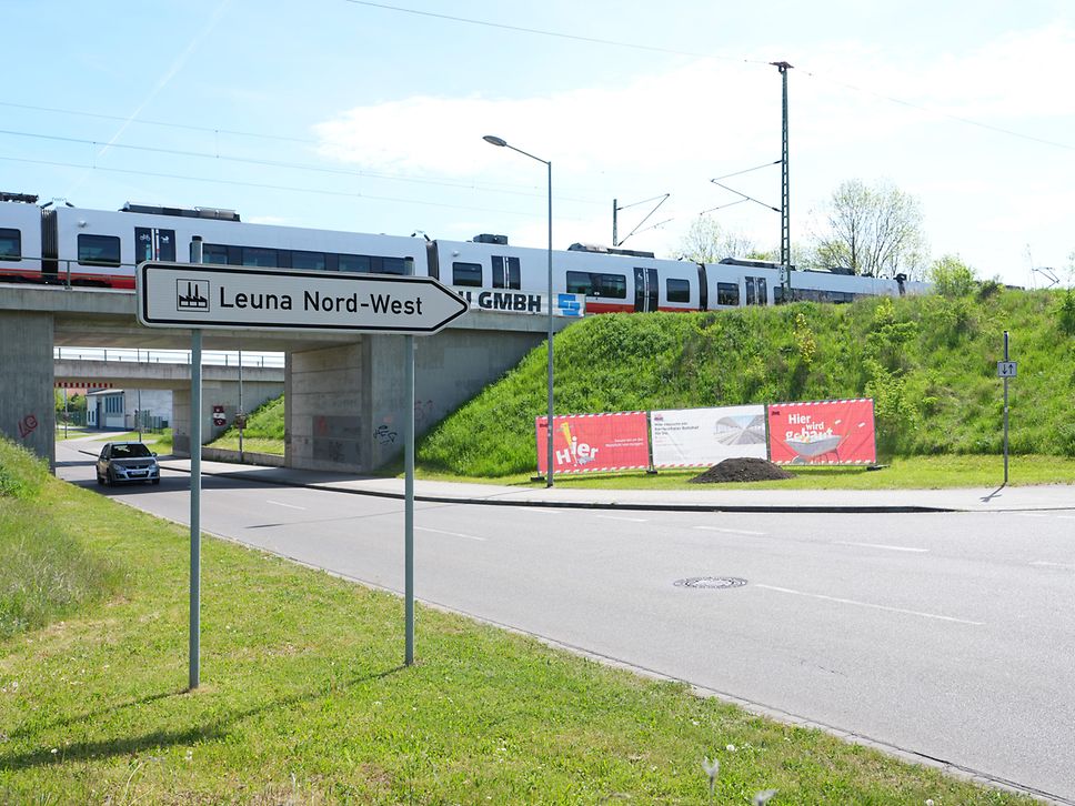 Symbolischen Spatenstich zum Neubau Haltepunkt am Kötzschener Weg in Leuna