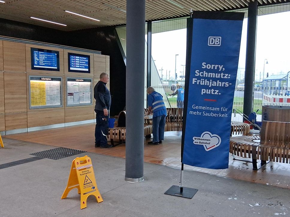 Frühjahrsputz im Hauptbahnhof Bitterfeld