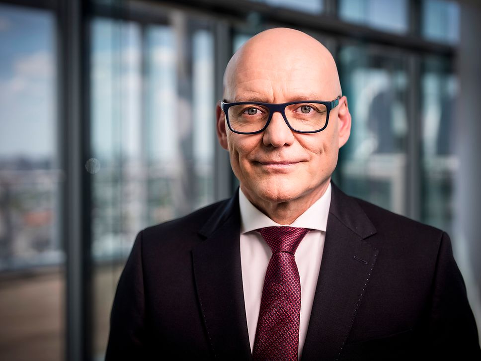 Michael Obrowski vor Bahntowerfenster