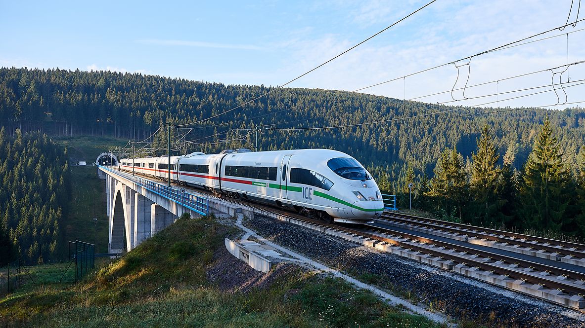 Ein ICE im Thüringer Wald auf der Schnellfahrstrecke zwischen Erfurt und Nürnberg