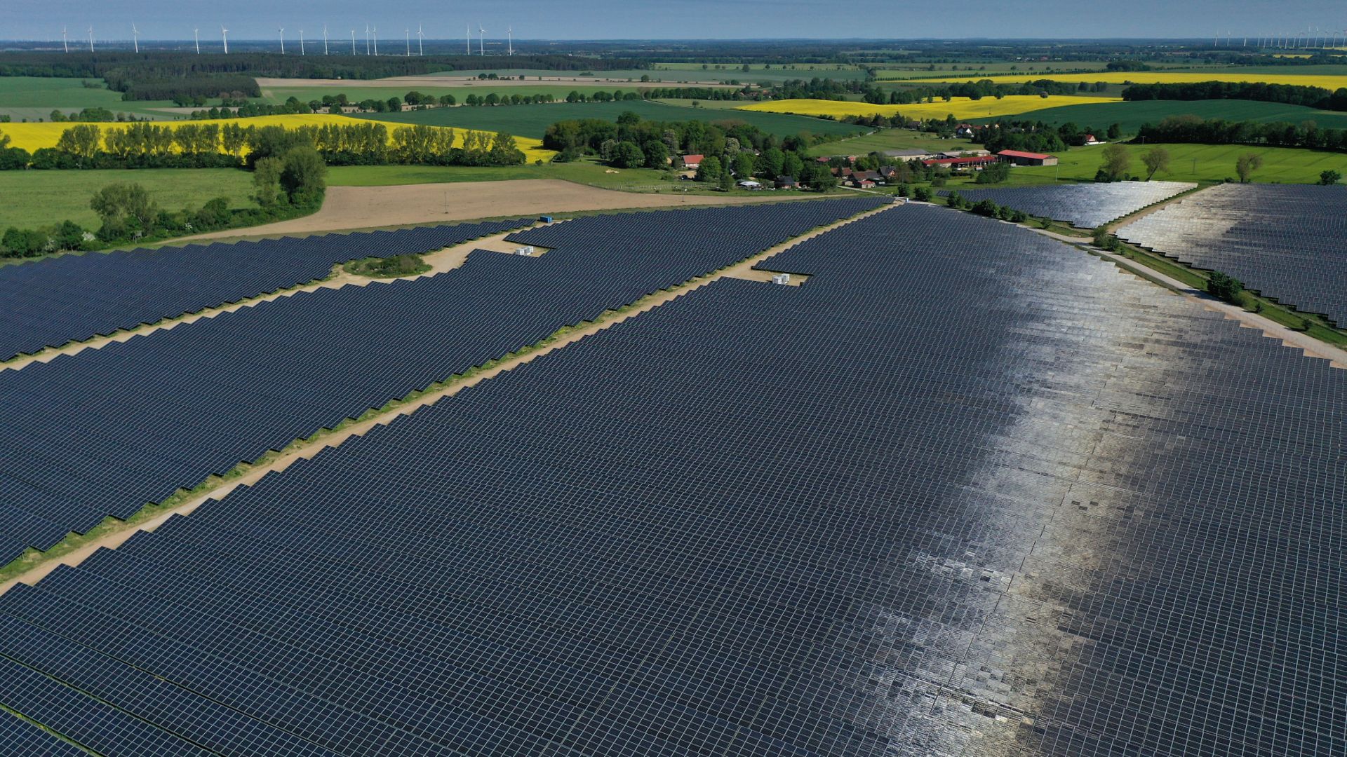 Der Solarpark in Gaarz aus der Vogelperspektive.