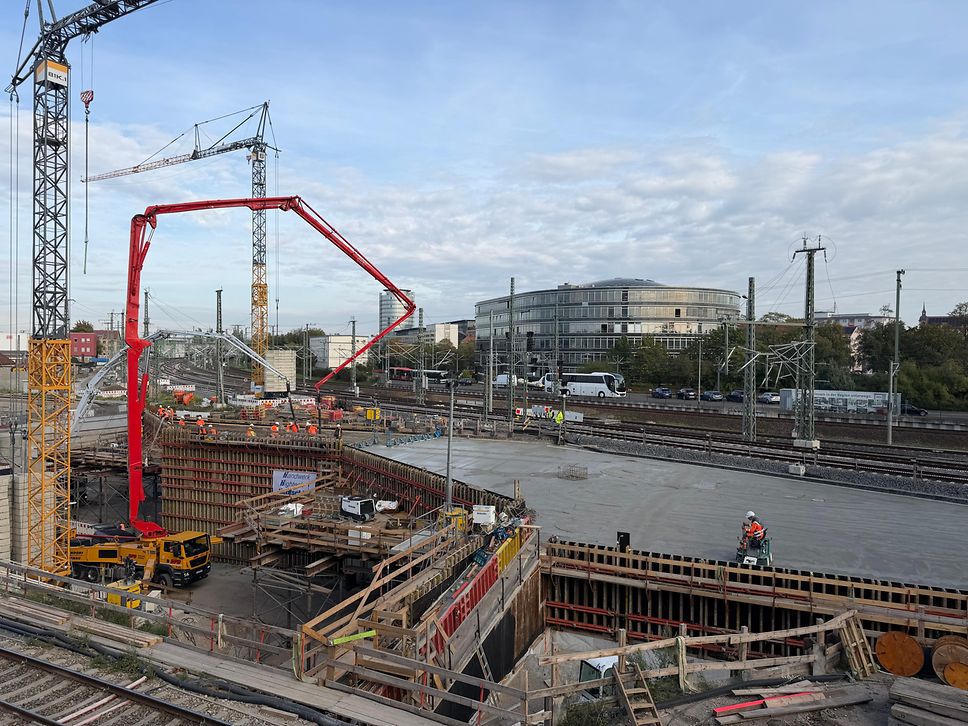 Westseite des neuen Bauwerks nahe des Hauptbahnhofs wird betoniert 