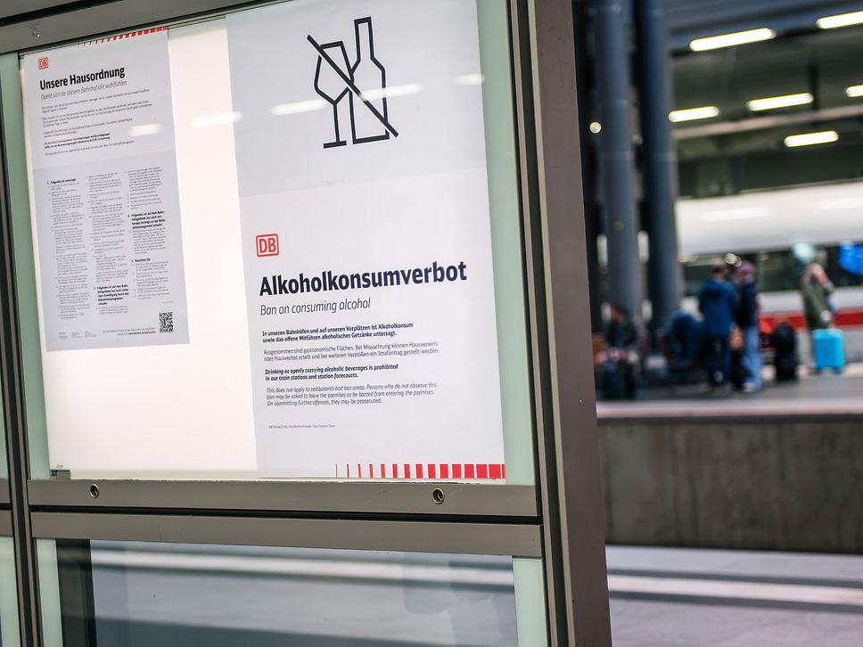 Schaukasten mit Plakat zum Alokoholverbot an Bahnhöfen