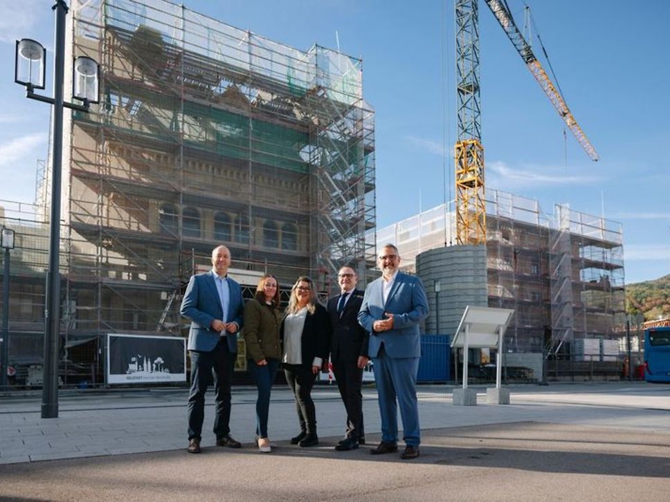 Teilnehmende der Baustellenführung vor dem Bahnhof Neustadt