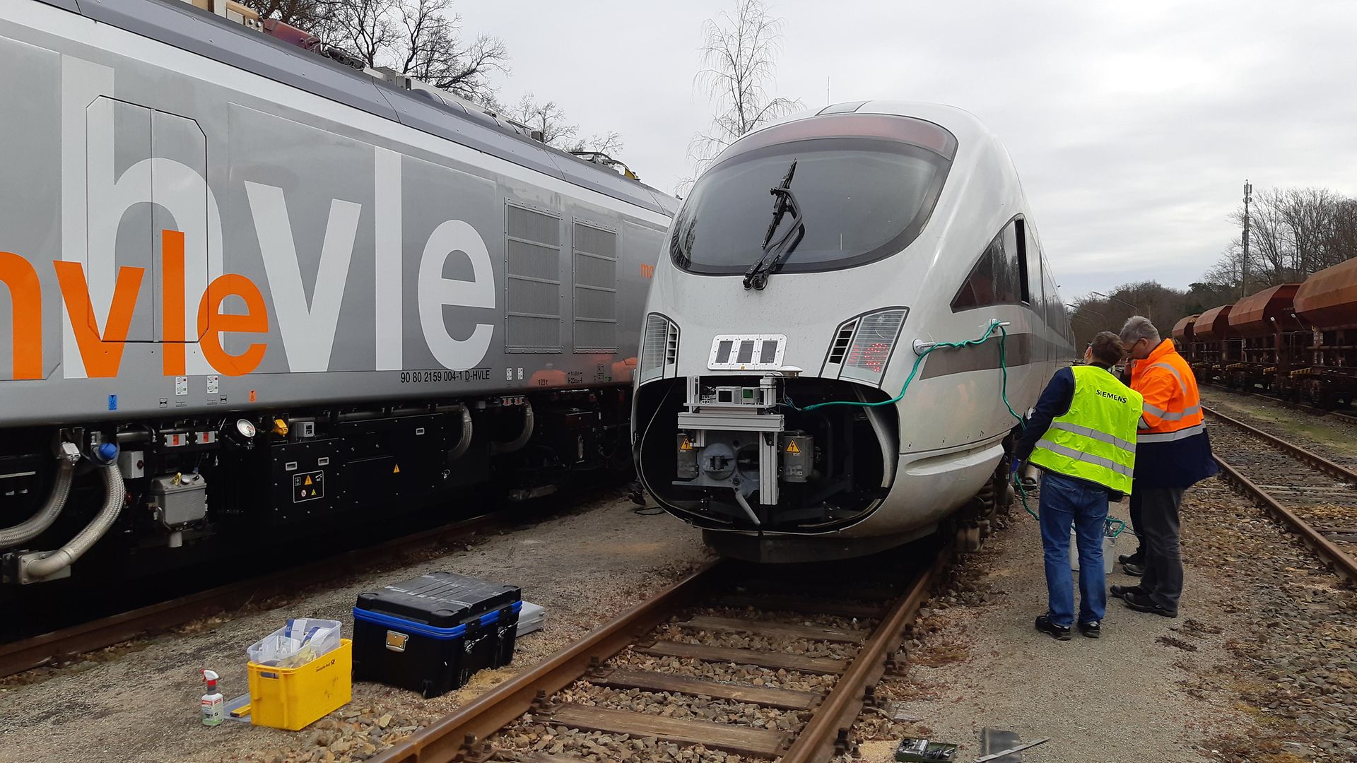 Techniker kontrollieren den Messaufbau am Fahrzeug