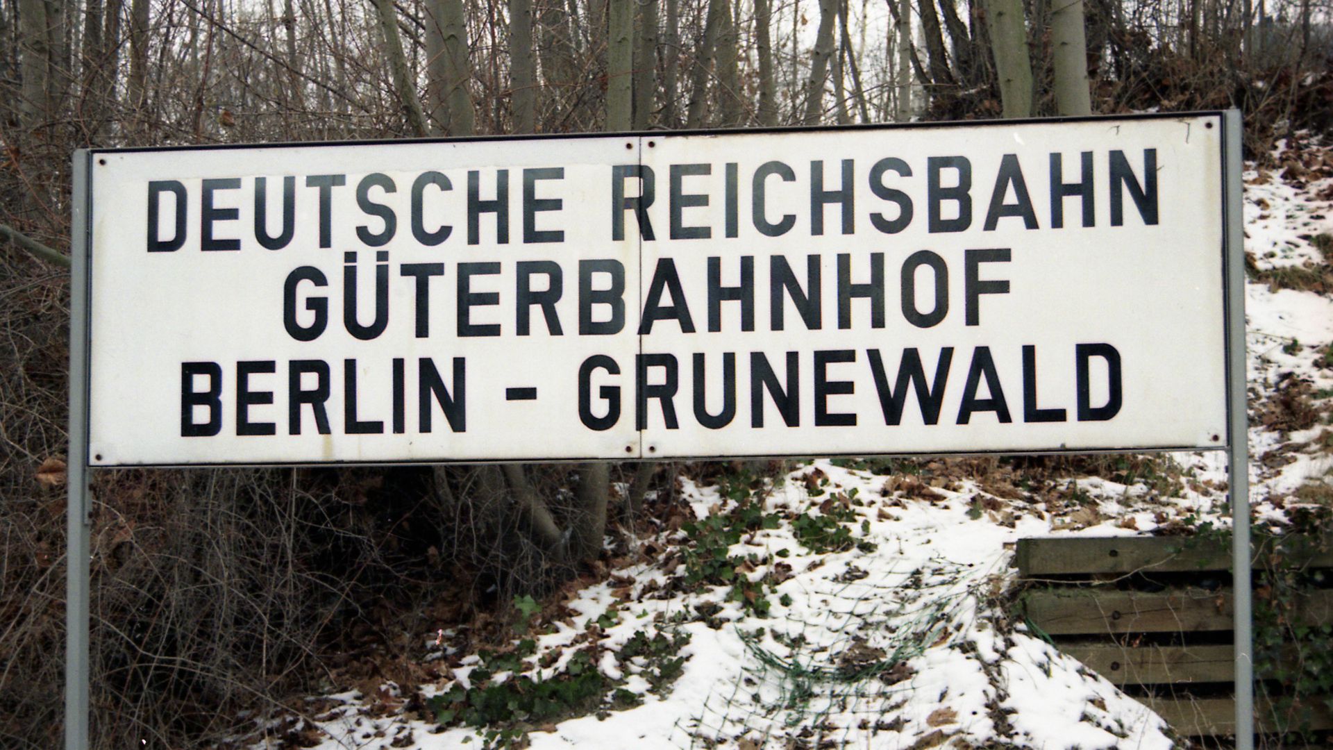 Das alte Güterbahnhofsschild aus DDR-Zeiten am Bahnhof Grunewald 1997