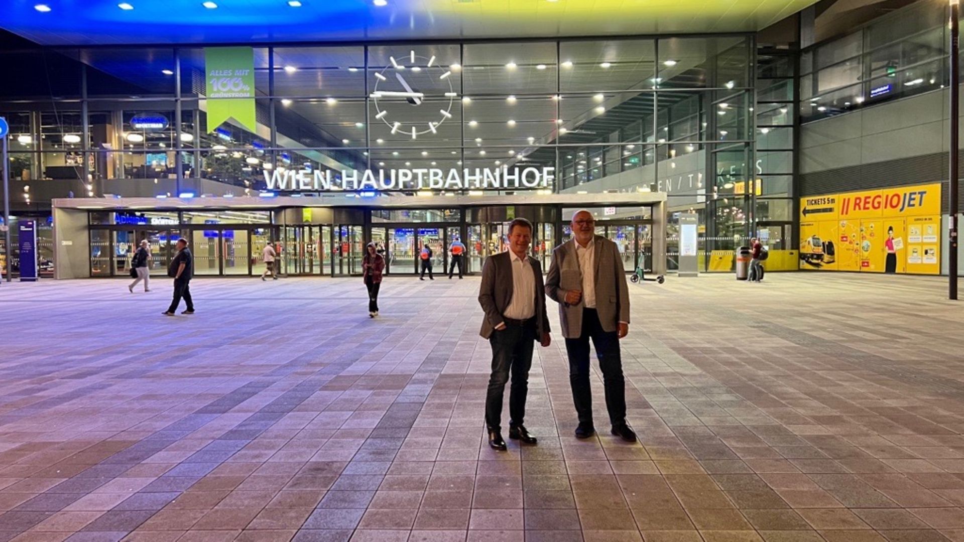 Dr. Richard Lutz und Andreas Matthä vor dem Wiener Hauptbahnhof