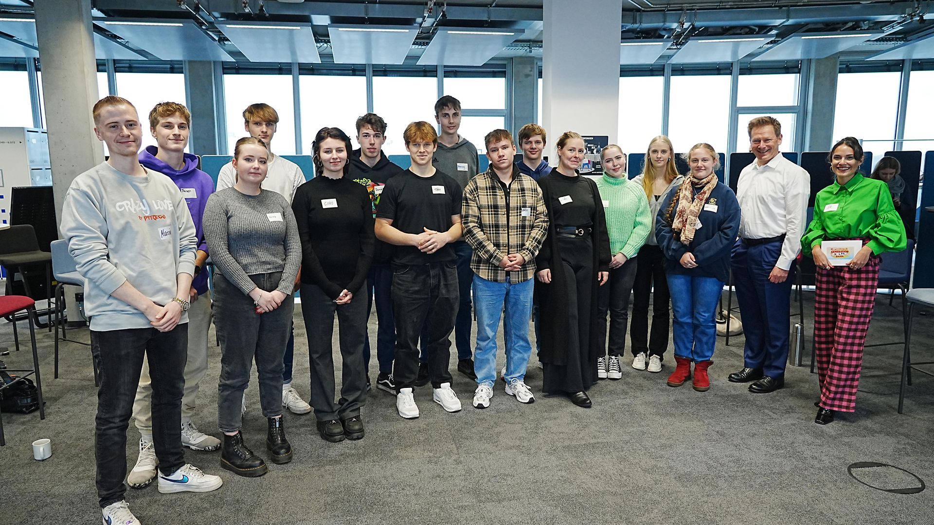 Gruppenbild der Schüler:innen und Dr. Richard Lutz
